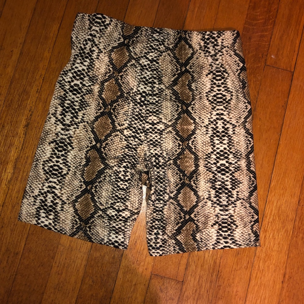 NWOT snake print Capri/shorts leggings never worn